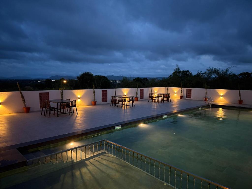 Bazén v ubytování Leopard Hill Resort - Bandipur nebo v jeho okolí