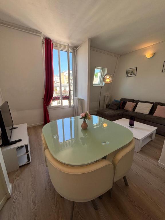 un salon avec une table et un canapé dans l'établissement Appartement Colisée Champs Elysées, à Paris