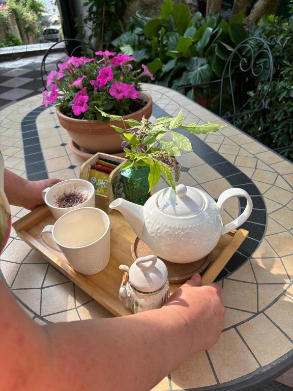 Příslušenství pro přípravu čaje a kávy v ubytování Lucy's guest house Amalfi coast