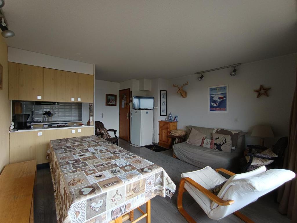 Il comprend un salon avec un grand lit et une cuisine. dans l'établissement Grand appt 7 pers proche pistes - 3* - FR-1-445-2, à Montgenèvre