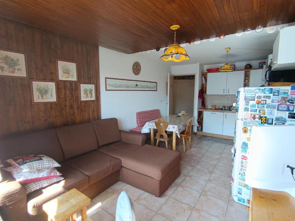 un salon avec un canapé et une cuisine dans l'établissement Bel Appartement 6p, 2 étoiles, Près des pistes avec Balcon - Montgenèvre Village - FR-1-445-183, à Montgenèvre