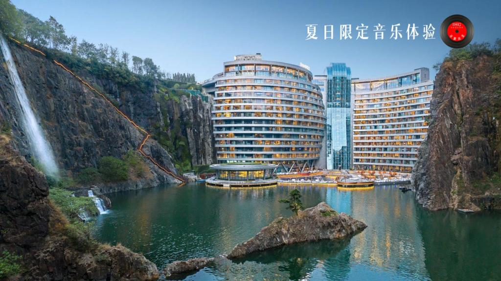 松江上海佘山世茂洲际酒店的河中船只的旅馆景观