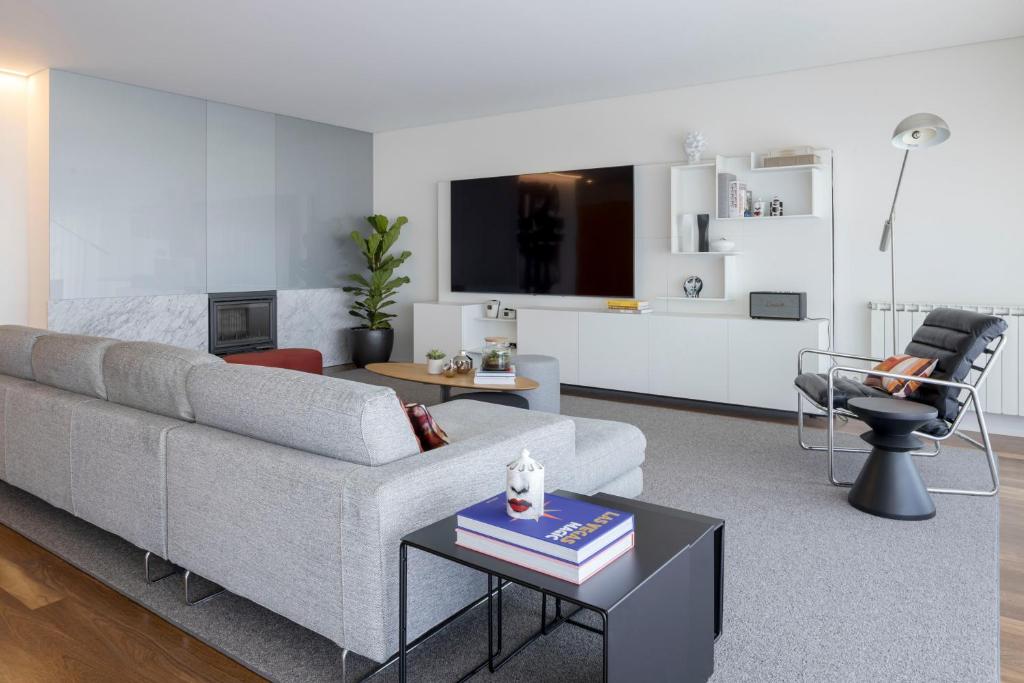 ein Wohnzimmer mit Sofa und Tisch in der Unterkunft SONIA Travels in Matosinhos