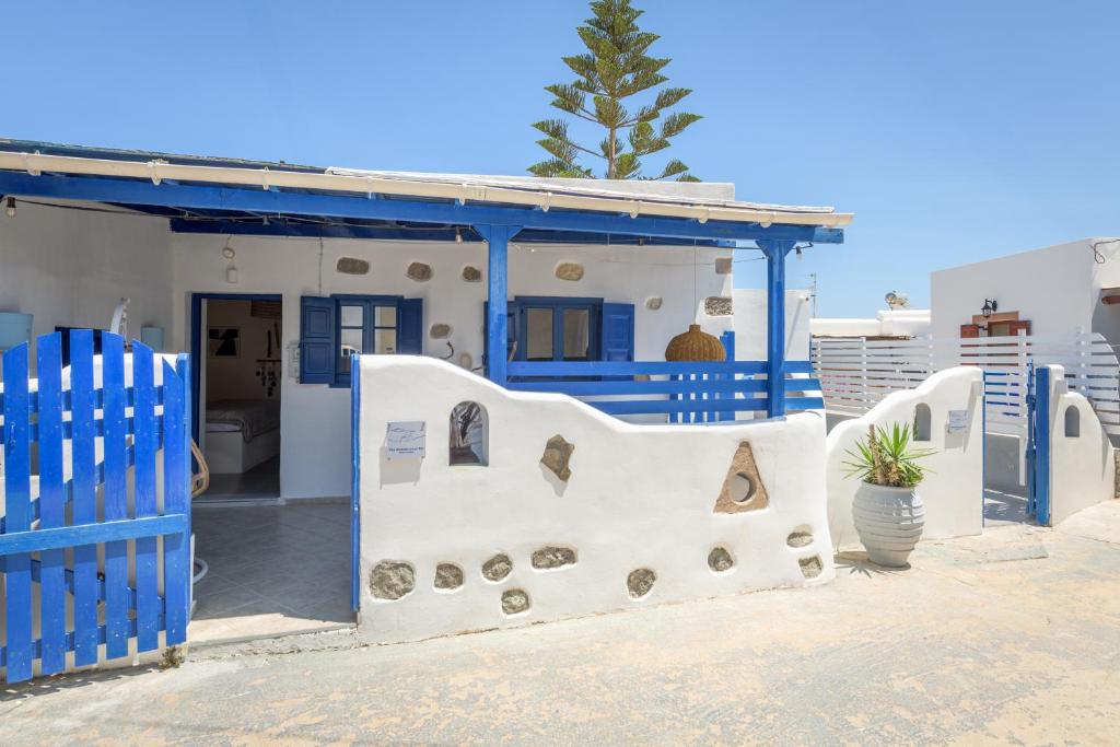 a blue and white house with a blue fence at Mediterranea Blu in Triovasálos