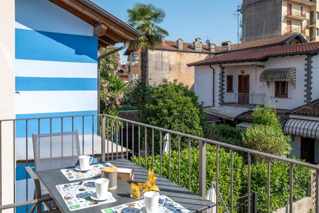 a patio with a table and chairs on a balcony at Casa Quadrifoglio - Ticino in Intra