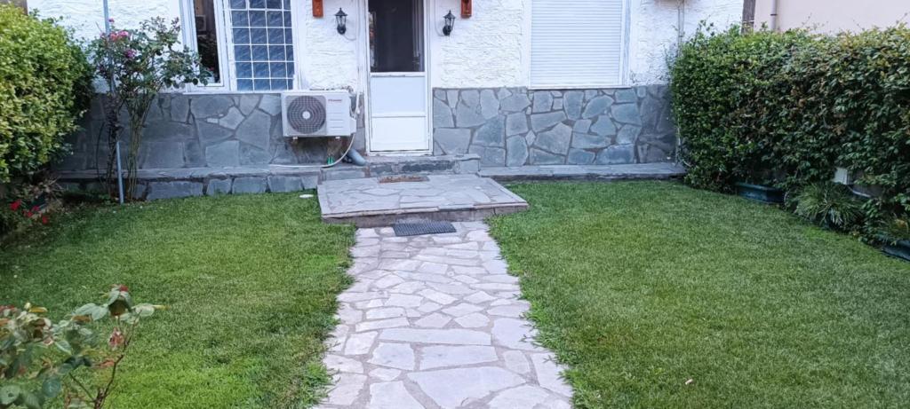 Vonkajšia záhrada v ubytovaní Dimitri's house