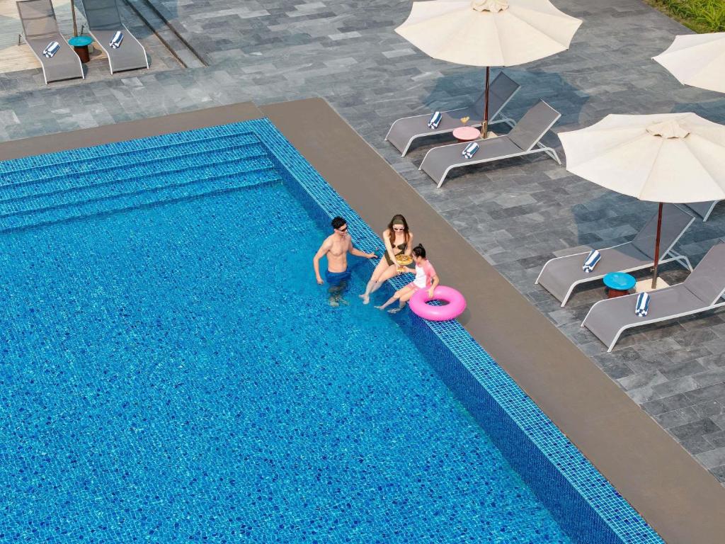 Bazén v ubytování Pullman Danang Beach Resort nebo v jeho okolí