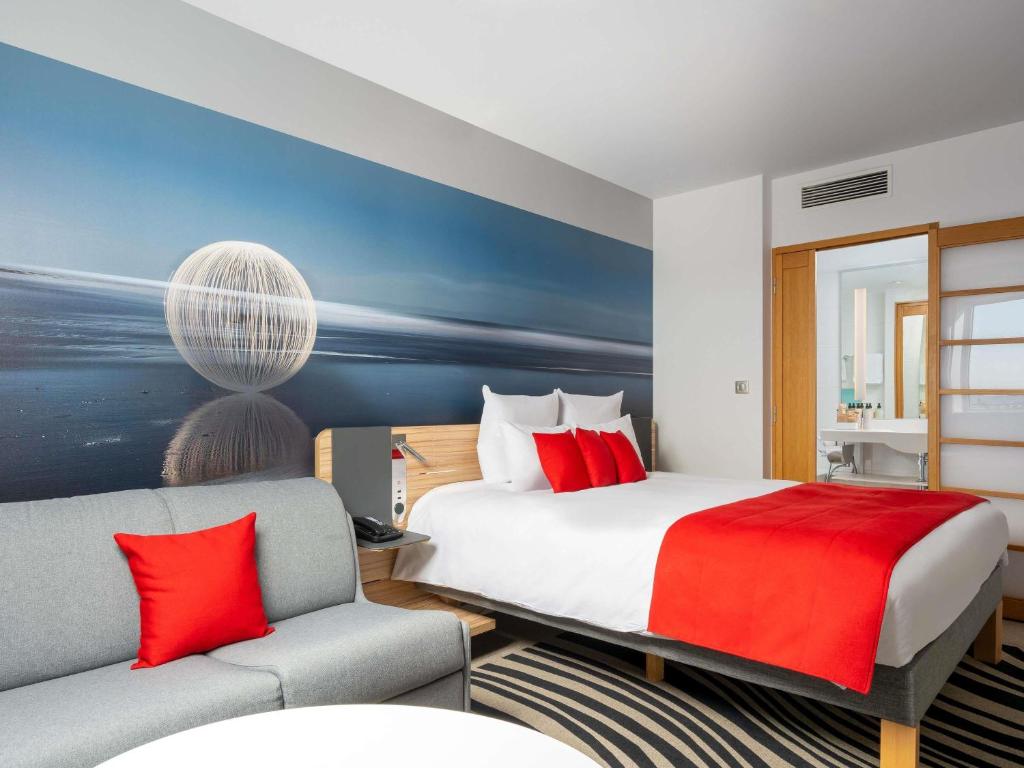 Cama ou camas em um quarto em Novotel Bucharest City Centre