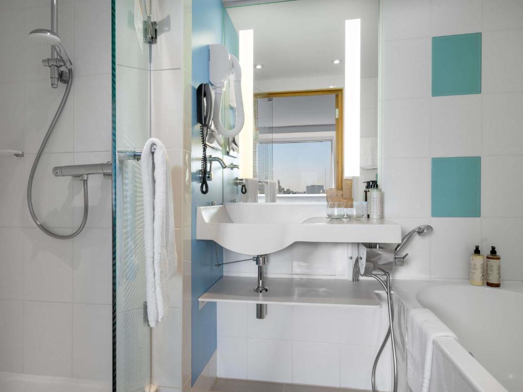 Um banheiro em Novotel Bucharest City Centre