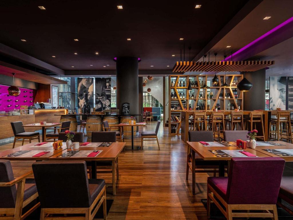 Um restaurante ou outro lugar para comer em Novotel Bucharest City Centre