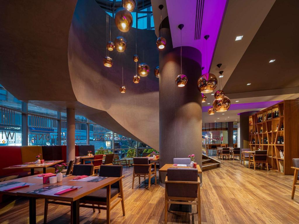 Um restaurante ou outro lugar para comer em Novotel Bucharest City Centre