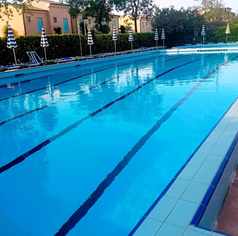 Bazén v ubytování Hotel Galles nebo v jeho okolí