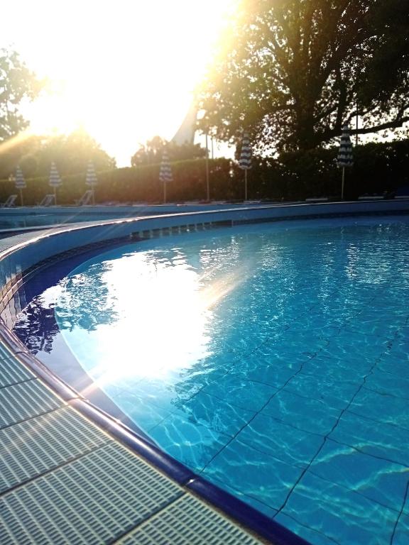 Bazén v ubytování Hotel Galles nebo v jeho okolí