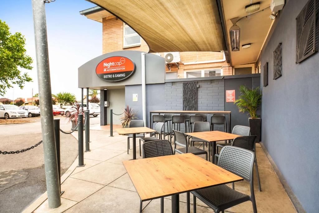 Nightcap at Hendon Hotel - Resim 6