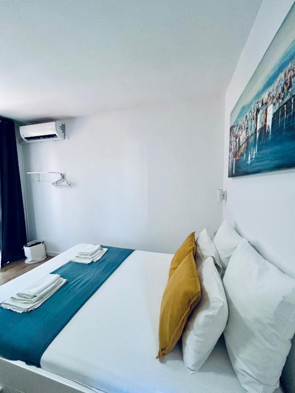 Postel nebo postele na pokoji v ubytování Studio apartments RAFAEL - 4 minutes to the beach