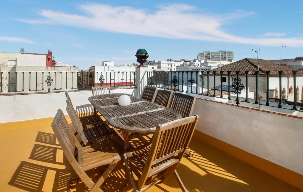 un tavolo e sedie di legno su un balcone di Nice Home In Jerez De La Frontera a Jerez de la Frontera