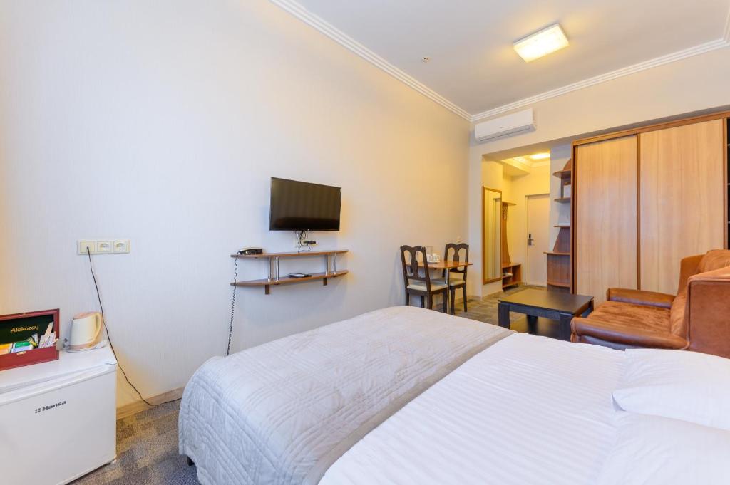 TV a/nebo společenská místnost v ubytování Persian Palace Hotel