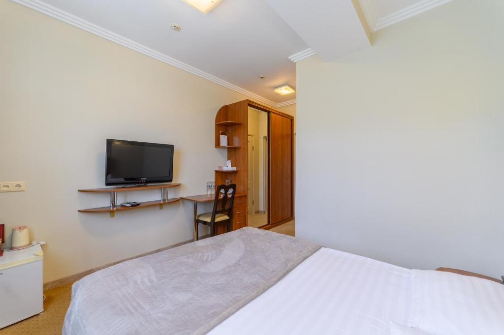 TV a/nebo společenská místnost v ubytování Persian Palace Hotel