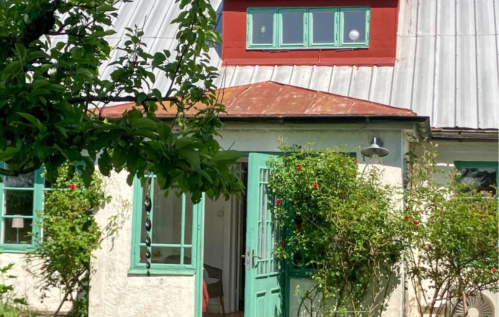 LöderupPet Friendly Home In Löderup With Wifi的一座带绿门和两扇窗户的房子