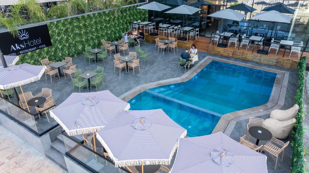 Bazén v ubytování Aks Hotel nebo v jeho okolí