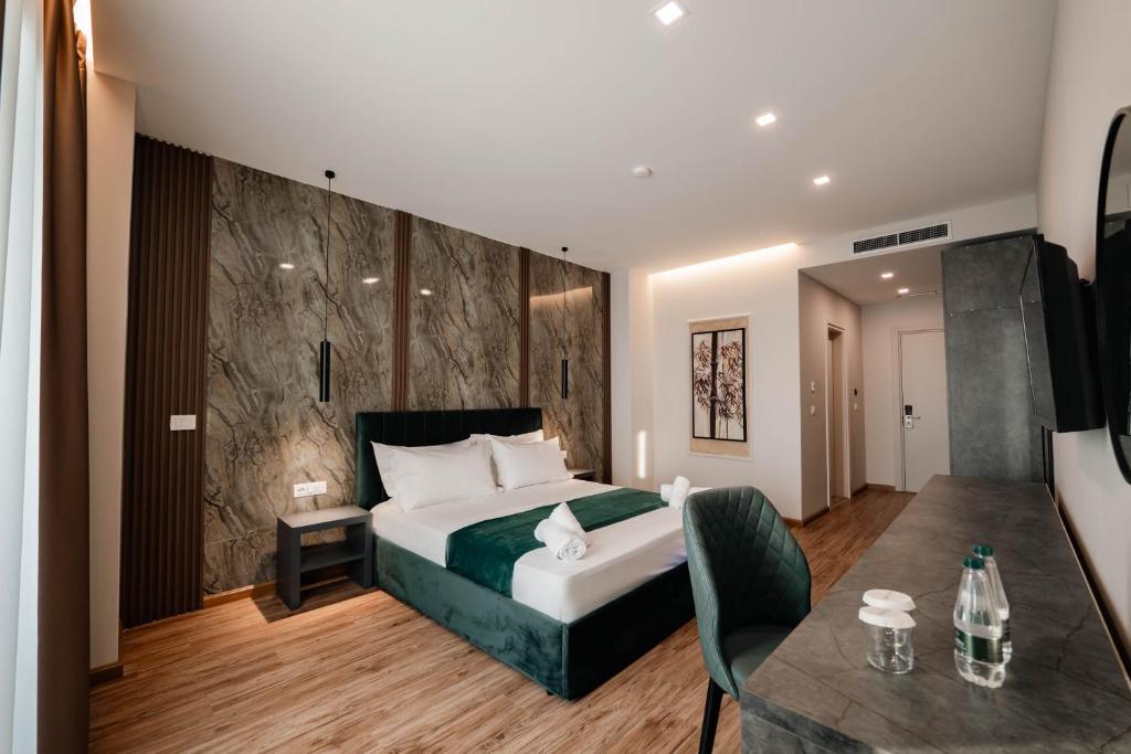 Postel nebo postele na pokoji v ubytování Aks Hotel