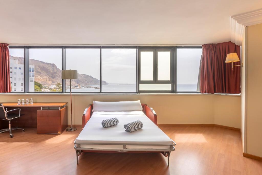 Nespecifikovaný výhled na hory nebo výhled na hory při pohledu z hotelu