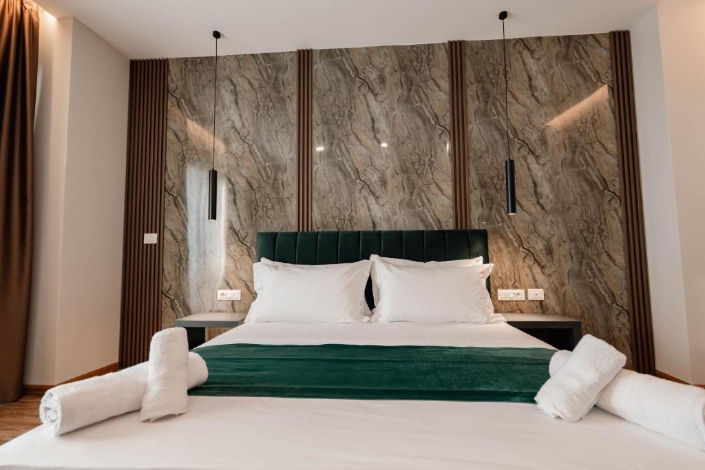 Postel nebo postele na pokoji v ubytování Aks Hotel