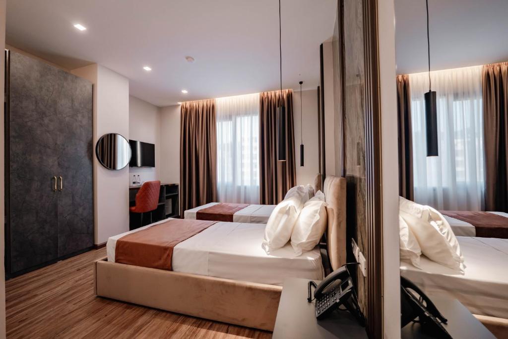 Postel nebo postele na pokoji v ubytování Aks Hotel
