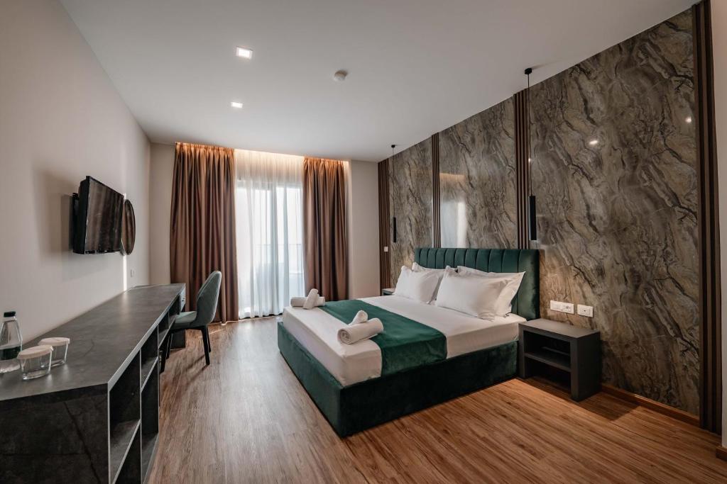 Postel nebo postele na pokoji v ubytování Aks Hotel