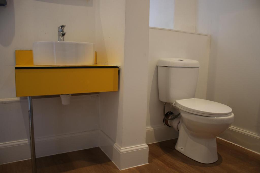 A bathroom at Safestay Edinburgh Cowgate