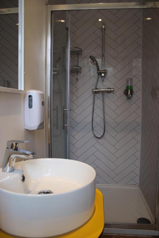 A bathroom at Safestay Edinburgh Cowgate