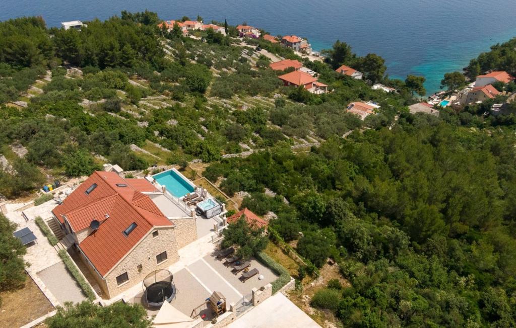 una vista aerea di una casa su una collina vicino all'oceano di Villa Brig by Villas Guide a Blato