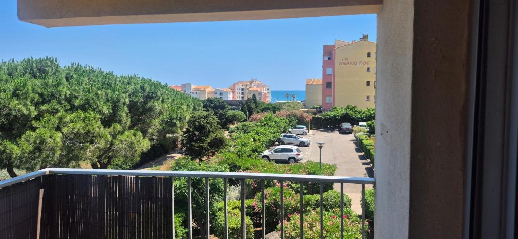 un balcone con vista su un parcheggio di La maison du mail, T2, wifi, 300m de la plage a Cap d'Agde