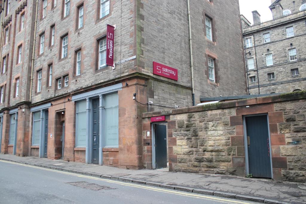 The building in which a hosteleket is located