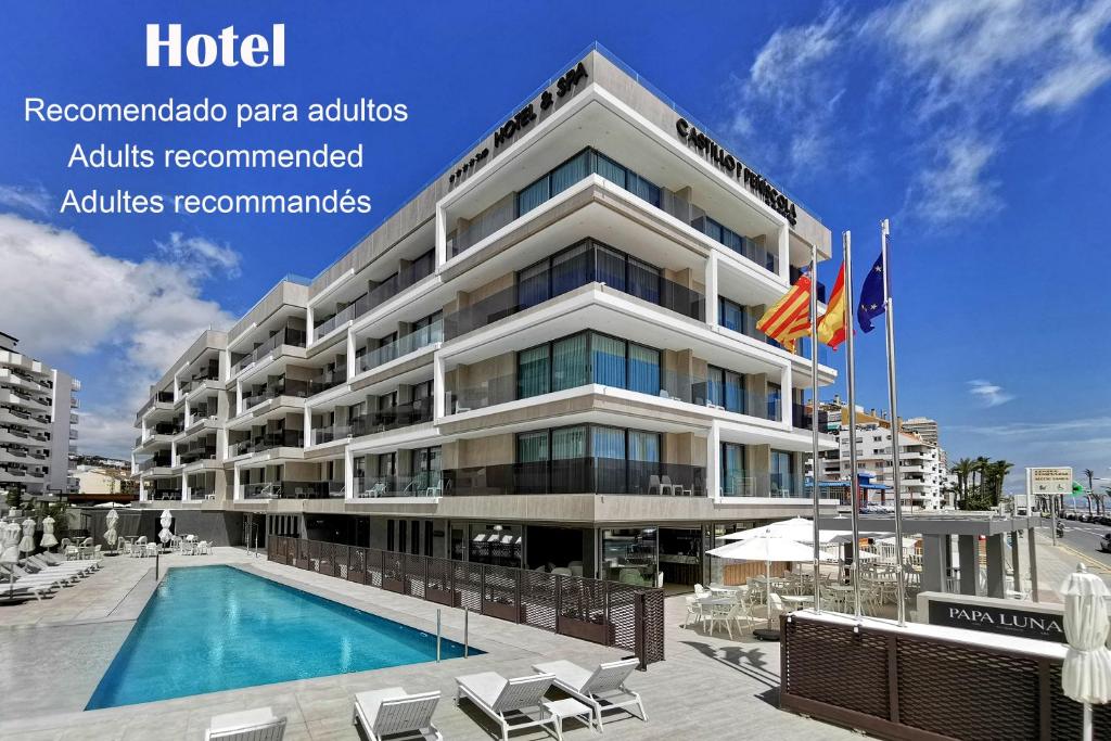 un hotel con piscina frente a un edificio en Hotel & Spa Castillo de Peñíscola 4* Sup, en Peñíscola