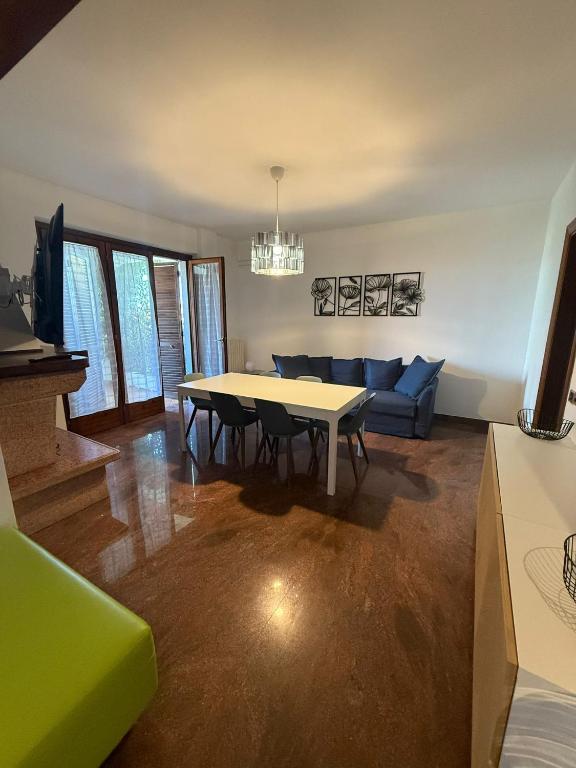 una sala de estar con una mesa y un sofá en Blue and Green Apartment, en San Benedetto del Tronto