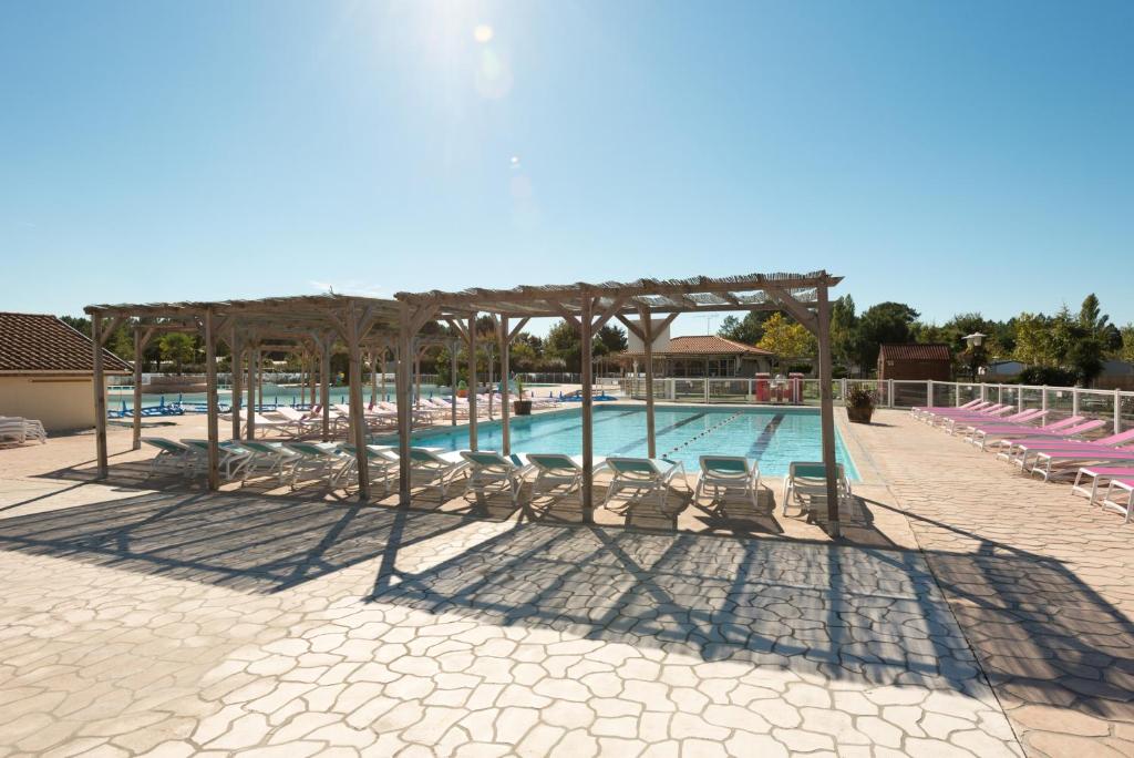 - une piscine avec des chaises et un pavillon dans l'établissement emplacement 490, à Gastes