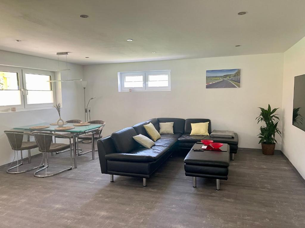 Posezení v ubytování Ferienwohnung nah am Nürburgring in Quiddelbach