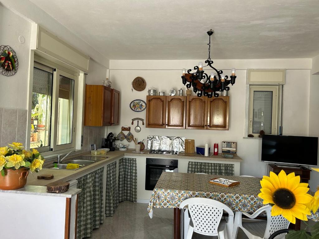 Kuchnia lub aneks kuchenny w obiekcie Aromi di Sicilia Casa Vacanze