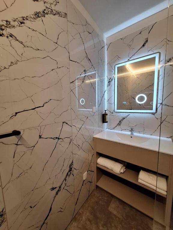 Koupelna v ubytování Hôtel La Perna