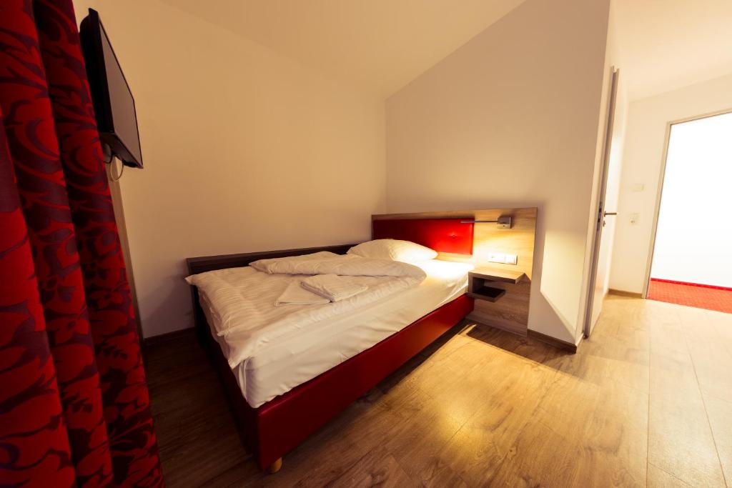 guestified MILO NOEL Hotel - Single Room With Private Bathroom