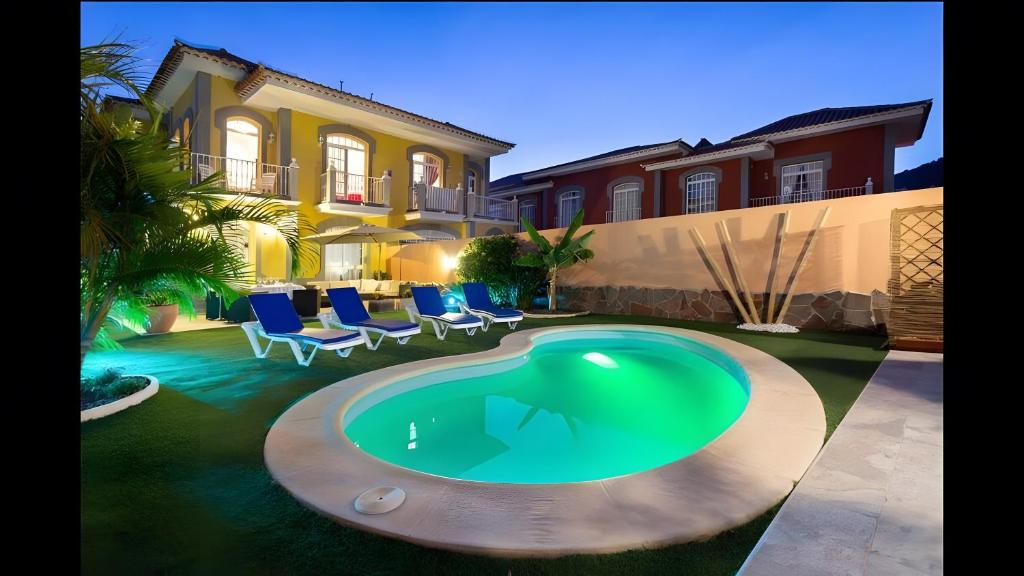 un cortile con piscina e una casa di Villa Tenerife Luxe ad Adeje