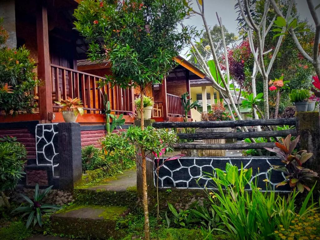 Aed väljaspool majutusasutust Pondok rinjani bungalow tetebatu