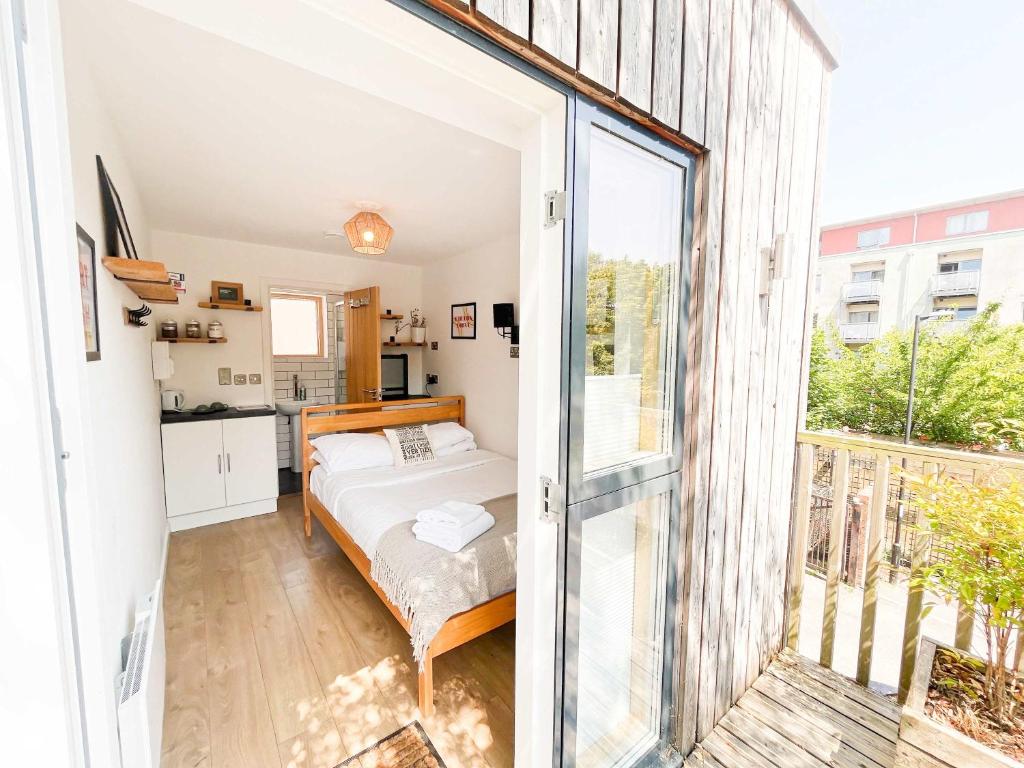 Η κουζίνα ή μικρή κουζίνα στο Dolores Suite EcoPod Treehouse in the city centre