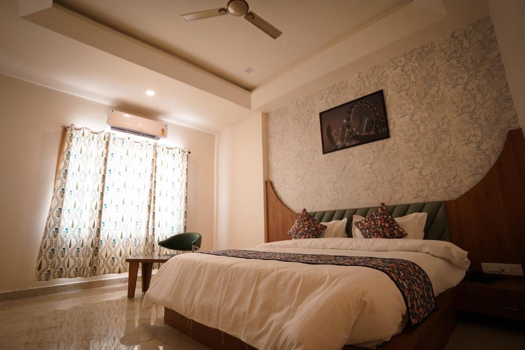 Postel nebo postele na pokoji v ubytování Hotel Holy Pushkar by DIV Hospitality