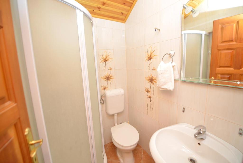 Koupelna v ubytování Apartments Risan