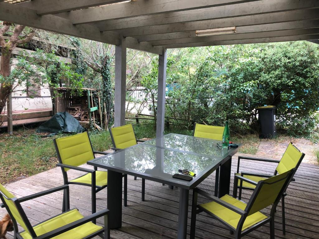 un patio con tavolo e sedie. di Le Chalet de PiqueyRote a Hourtin