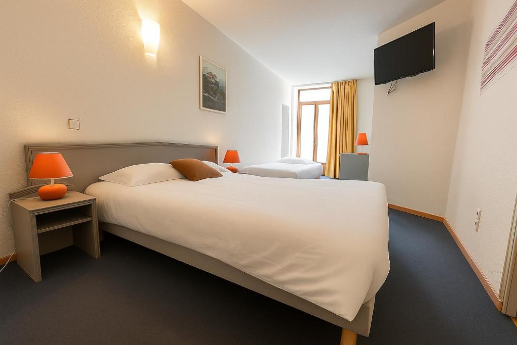 Postel nebo postele na pokoji v ubytování Hôtel de Genève et Restaurant , Faverges-Seythenex