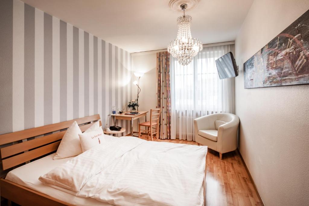 Postel nebo postele na pokoji v ubytování Hotel Roter Turm