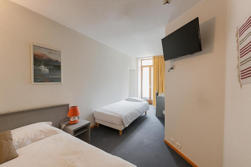 Postel nebo postele na pokoji v ubytování Hôtel de Genève et Restaurant , Faverges-Seythenex